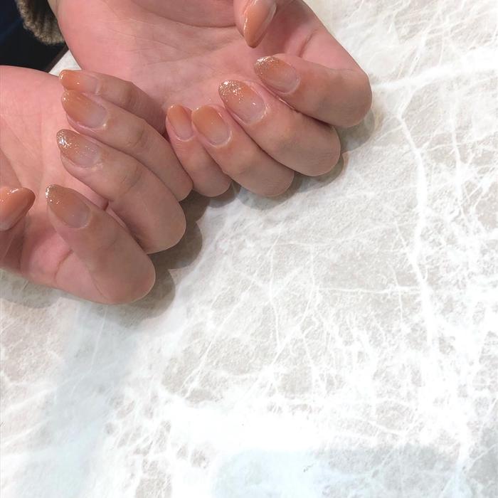 オレンジブラウン ラメグラデ 定番グラデーションもオレンジで華やかに オレンジとブラウンを Hair Make Sofa仙台駅前所属 佐竹 彩捺のネイル デザイン ミニモ