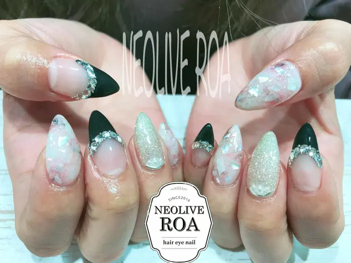 ポイントフレンチでシックなデザイン Neolive Roa 鶴川店所属 Neoliveroa Ogiharaのネイルデザイン ミニモ