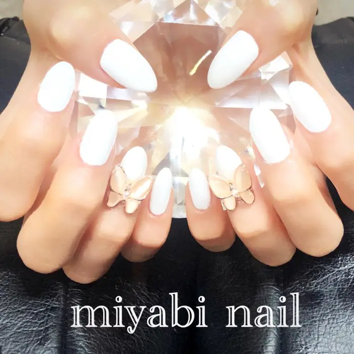 ホワイト ワンカラー 韓国 流行りの蝶々パーツ シンプルネイルが可愛い 韓国風ネイル 自宅サロン Miyabi Nail所属 Miyabi Nail 桂川駅近くのネイルデザイン ミニモ