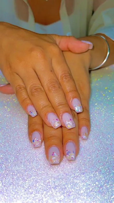 角度によって反射で光る貝とオーロララメ A Mo Nail S所属 A Mo Nail Sのネイルデザイン ミニモ