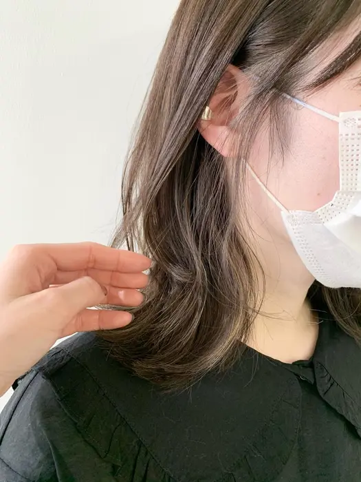 イヤリングカラーに レイヤースタイル 耳にかけた時も可愛いです K Two Add所属 西田 真実のヘアカタログ ミニモ