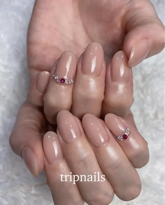 マオジェルカラーに宝石を追加しました Tripnails ジェルネイル オフィスネイル Tripnails所属 Tripnails のネイル デザイン ミニモ