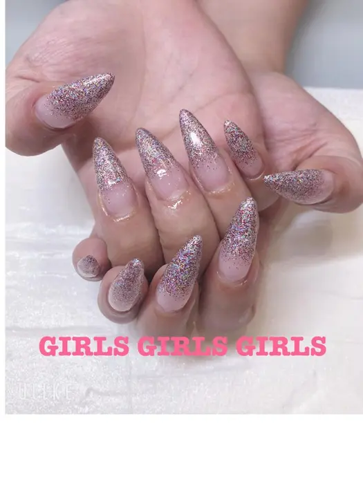 ラメグラデーション お客様のご希望でオーロラと赤のラメを混ぜてみました かわゆぃ Girls Girls Girls所属 Tamaki Mikaのネイル デザイン ミニモ