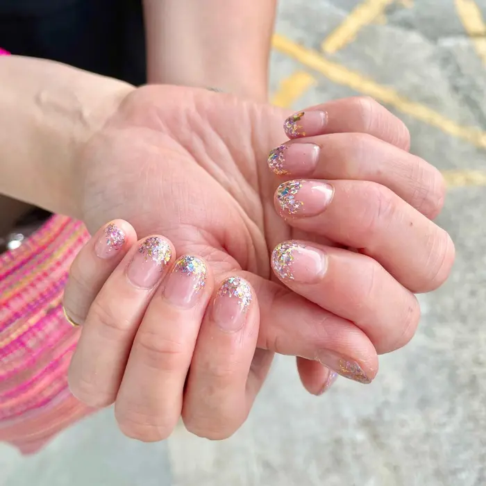 クリアベースのラメグラ 光の当たり方や角度によって見え方が変化します Nail Resort Moana所属 Omine Nagisaのネイルデザイン ミニモ