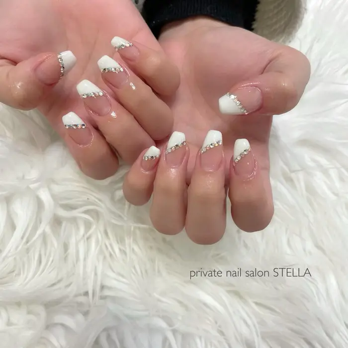 斜めフレンチにラインストーン Private Nail Salon Stella所属 星野 いず美のネイル デザイン ミニモ