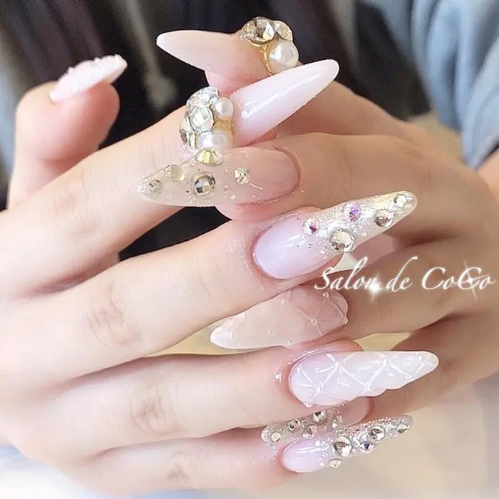 清楚なホワイトピンクをベースに キリティングネイルをメインに ストーンアートもさせて頂きました 美しさと品の良さは指先から伝わる Salon De Coco ｻﾛﾝ ﾄﾞ ｺｺ 所属 Salon De Cocoのネイルデザイン ミニモ