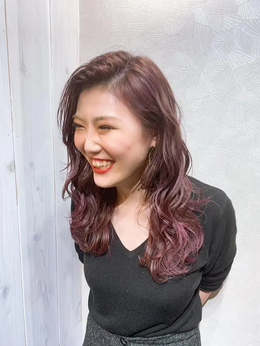 当店の可愛いスタッフにこ 同い年です ブリーチ履歴があるベースからの大人ピンク系で 染め染 オーストヘアーレイズ Aust Hair Raise店 所属 Topstylist Ryomaのヘアカタログ ミニモ