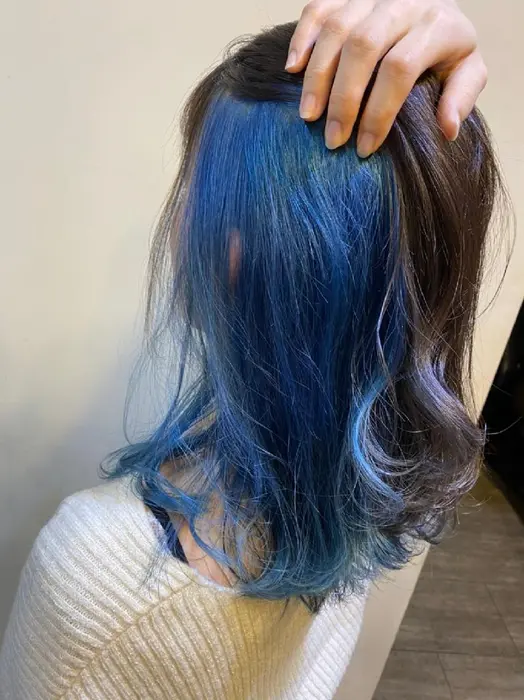 インナーカラー 青 Ambiance Ami所属 ニシダ ミズキウルフカットのヘアカタログ ミニモ