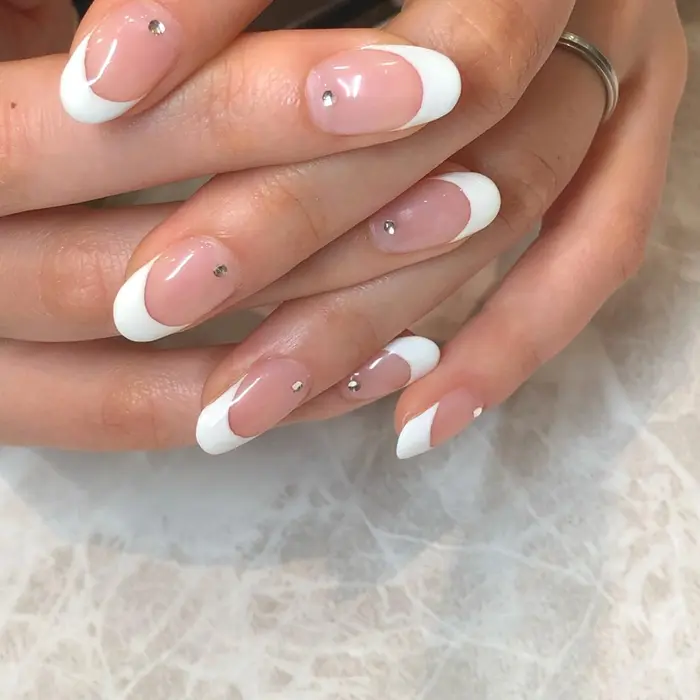 王道フレンチネイル 技術向上の為 モデルさんメニューを掲載中です ベースはクリアとなりま Hair Make Sofa仙台駅前所属 佐竹 彩捺の ネイルデザイン ミニモ