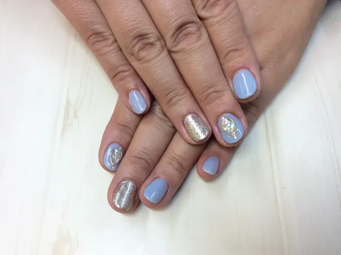 シアーなアイスブルーにカラフルシェルで夏っぽく 定額オフィスシンプルコース Nail Studio Lucina所属 渡辺 のネイル デザイン ミニモ