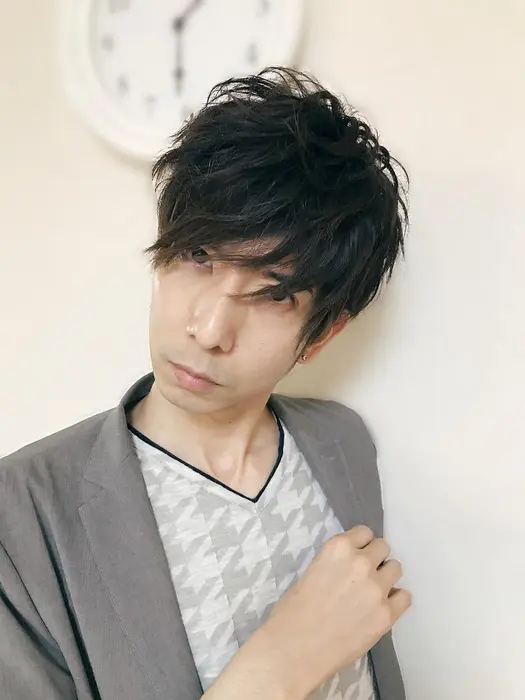 アイロンで作るニュアンススパイラル アイロンで無造作に形を作ったら ワックスを全体になじませてス 24 Twenty Four 泉大津店所属 24twenty Four泉大津店のヘアカタログ ミニモ