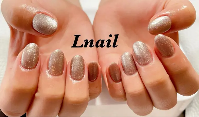 ウォーターケアでお爪周りもスッキリ綺麗に ラメカラーも素敵です Lnail綱島店所属 吉岡 美保のネイルデザイン ミニモ