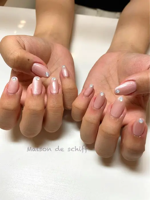 パールベージュピンクワンカラー ホワイトオパールストーン Maison De Schiff 所属 ネイリスト Manahaのネイル デザイン ミニモ パールベージュピンクワンカラー ホワイトオパールストーン Maison De Schiff 所属 ネイリスト Manahaのネイル デザイン ミニモ