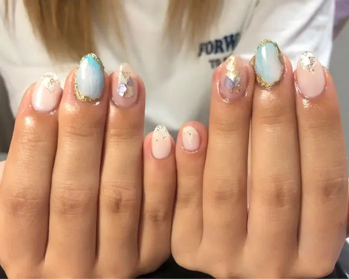 夏から秋口に向けたニュアンス まだまだ暑いので涼しげに くすみゴールドでほんのり秋色 しーちゃんネイル所属 しーちゃんネイル 夜間深夜専門 のネイルデザイン ミニモ