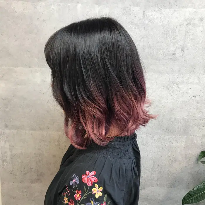 トップはダークバイオレットで毛先はピンクのグラデーションカラー ブリーチ1回です 池袋 個性派 池 Chara Chalone池袋 キャラシャローネ池袋 所属 さとう れいのヘアカタログ ミニモ