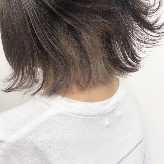 人気の肩につかないbobの長さにインナーカラーのグレーとベージュの中間の色 最強カラー イ Pledica所属 サトウ リョウのヘアカタログ ミニモ