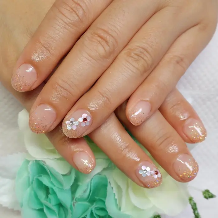 ラメグラデーション 甘皮ケア ストーンアート2本付き Chou Chou Nail 戸塚店所属 やべ かよこのネイル デザイン ミニモ