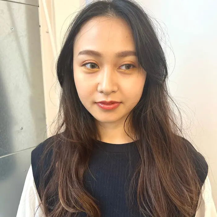 黒髪に戻すための伸ばしかけスタイルにパーマをかけて 馴染ませています メイクはオレンジとイエローを使 Cerise Bycherry所属 本山 有香のヘアカタログ ミニモ