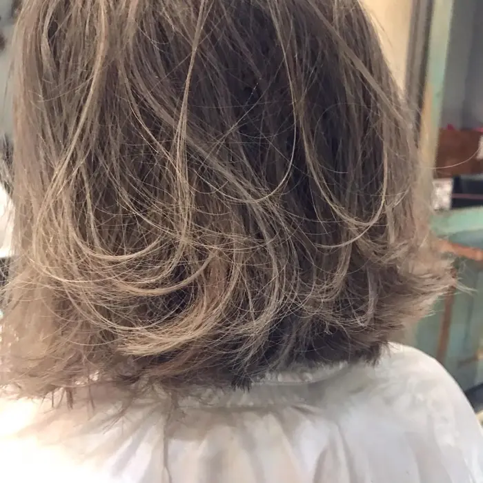 バレイヤージュと細めハイライトをミックスしたグレージュボブ 全体をブリーチしてた髪が2 3センチ伸び Deco所属 長谷川 裕起のヘアカタログ ミニモ