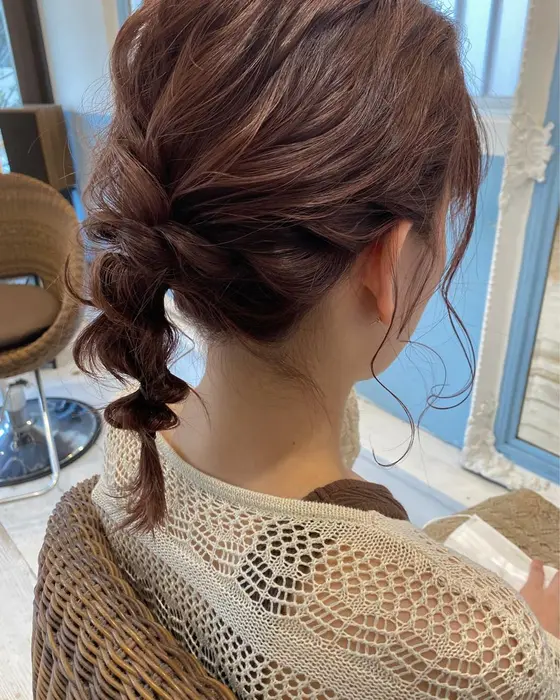 ヘアセット ヘアアレンジ たまねぎヘアー 編みおろし ピンクブラウン ピンクベージュ Ito所属 ハイトーンカラー みやけひなのヘア カタログ ミニモ