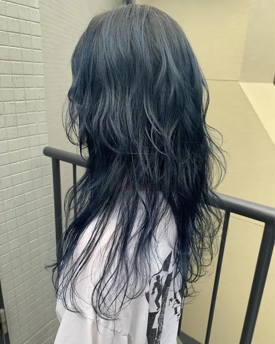 攻めたウルフカットとブルーグレーの相性 Xena Omotesando所属 井上 裟和子のヘアカタログ ミニモ