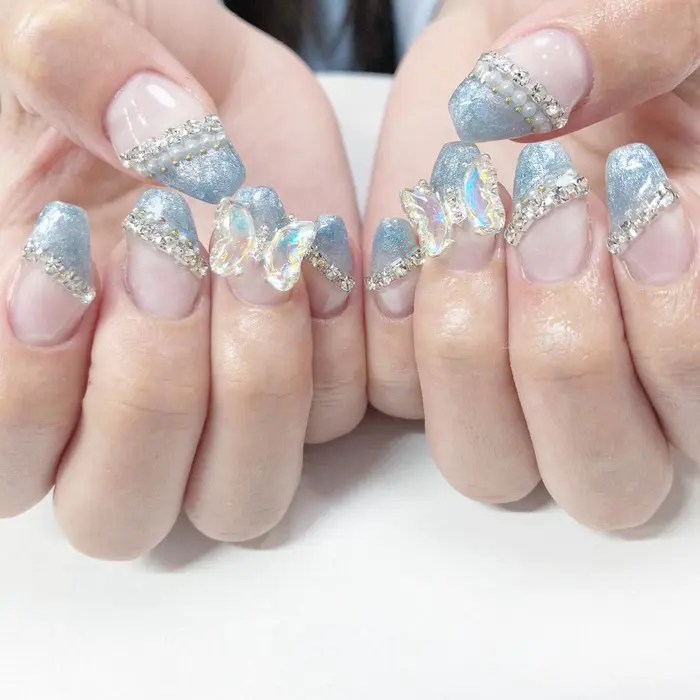 キラキラ水色斜めフレンチ 1部有料パーツ Minami Nail所属 Haruka のネイルデザイン ミニモ