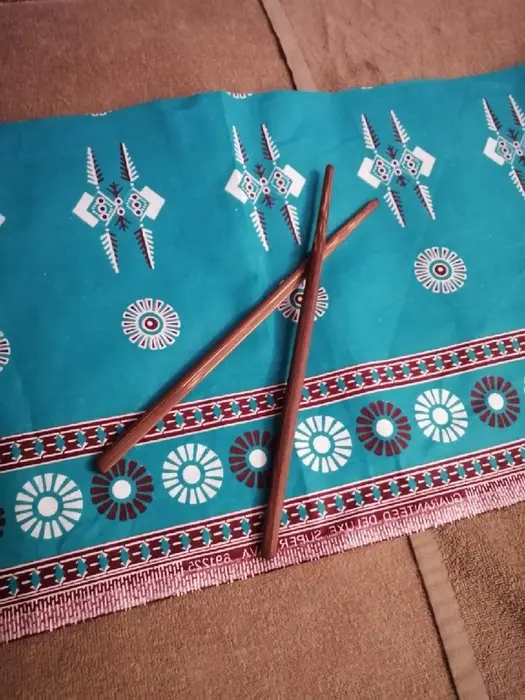 こちらの竹の棒を使って 指など細かいところをほぐしていきます 痛くはないので寝てしまう方がほとんど Hilottokyo所属 村上 綾沙美の エステ リラクカタログ ミニモ