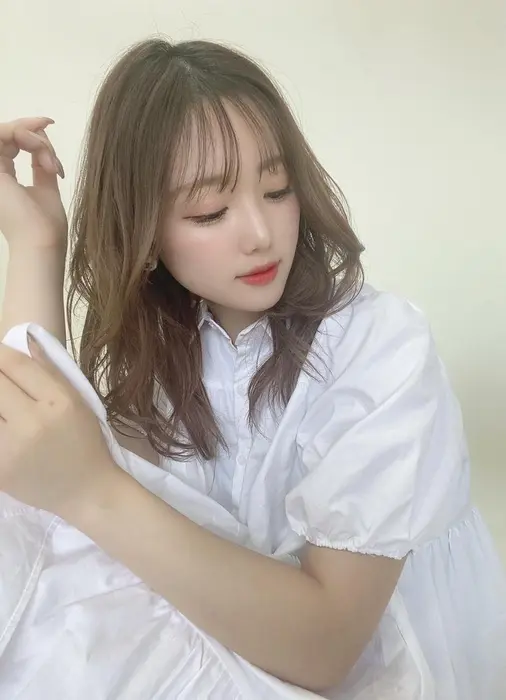 大人かわいい韓国風ミディアムヘア 韓国可愛いシースルーバングにミディアムレイヤーの人気スタイル 人 ルービック梅田茶屋町店所属 プチプラ梅田 木下のヘアカタログ ミニモ
