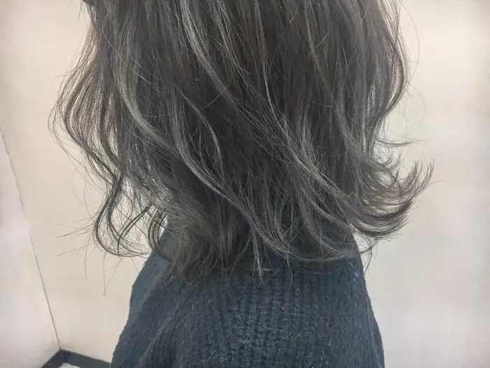 ロングからミディアムにカット 今時っぽいカーキグレー ハイライトはブリーチなしです Lilly所属 Saito Teiのヘアカタログ ミニモ ロングからミディアムにカット 今時っぽいカーキグレー ハイライトはブリーチなしです Lilly所属 Saito Teiのヘアカタログ ミニモ