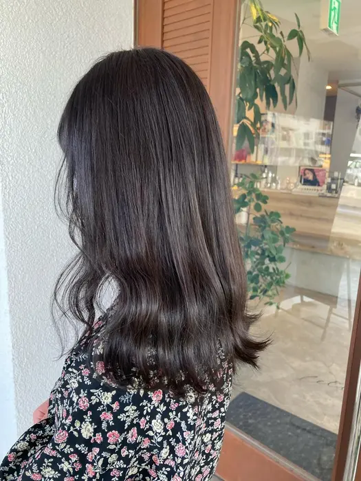 アッシュブラック ワンカラーでも重くならないです Letterbynovel所属 岩辺 凪咲 暖色カラー ショートのヘア カタログ ミニモ