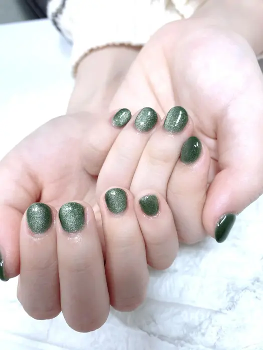 ワンカラー マグネットシルバーグリーン Nail Salon Mode所属 Yochi Yのネイルデザイン ミニモ ワンカラー マグネットシルバーグリーン Nail Salon Mode所属 Yochi Yのネイルデザイン ミニモ