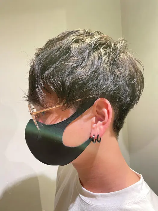 コンパクトなマッシュにパーマでデザインを 毎日楽にカッコいいが手に入ります Koe所属 海老原 友太のヘアカタログ ミニモ