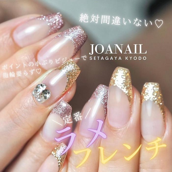 ラメフレンチ ビジューアート ゴールドが好きなh様 ゴールドとパープルのラメをランダムに Joanail ジョアネイル 所属 経堂ネイルサロン ジョア ネイルのネイルデザイン ミニモ