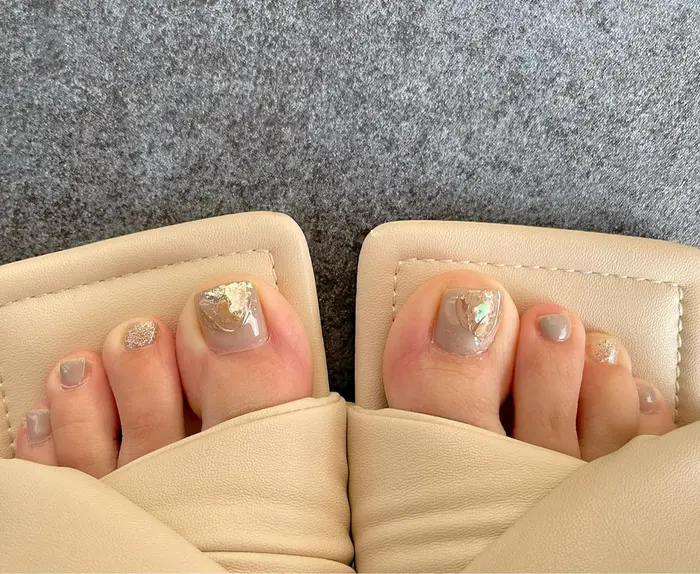 フットネイル 夏ネイル ニュアンスネイル 大人ネイル 綺麗めネイル キラキラネイル グレージュ Design所属 Nail Designのネイル デザイン ミニモ
