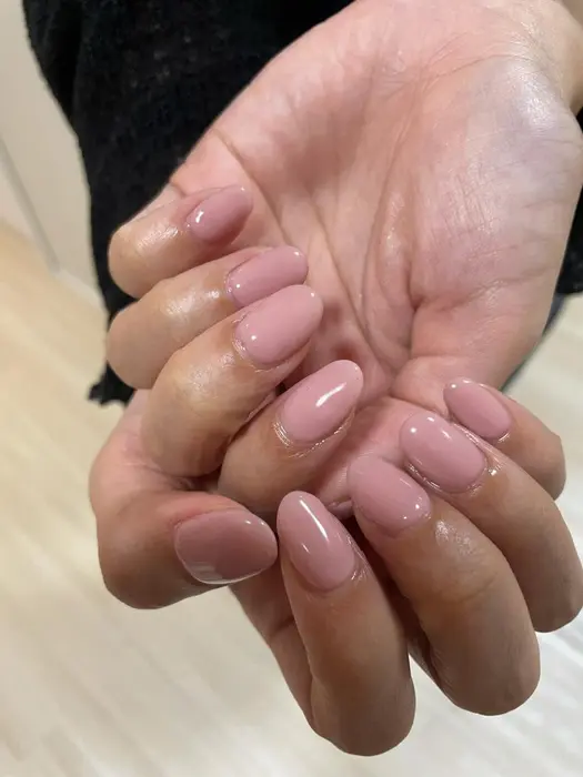 ちゅるんと馴染むピンクベージュのワンカラーです シンプルネイルやオフィス系にオススメのカラーとなっ Nail Salon Amour所属 Nail Salon Amourのネイルデザイン ミニモ