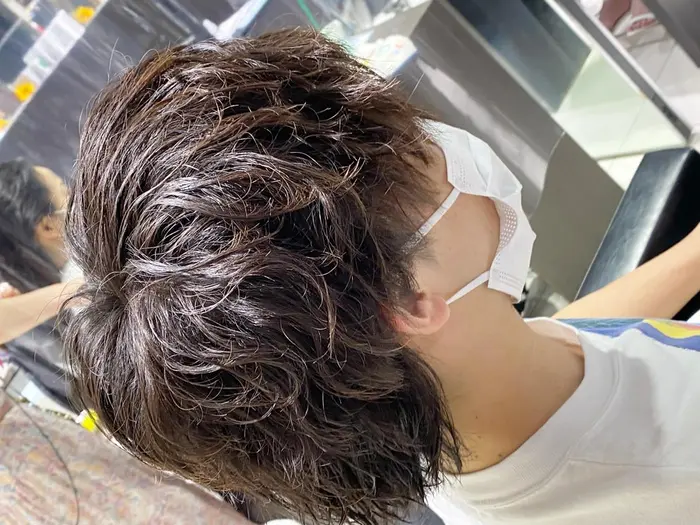 メンズスパイラルパーマ ワックスを馴染ませるだけでお洒落な雰囲気に Next By Forte所属 ウルフカット 鈴木太智のヘアカタログ ミニモ