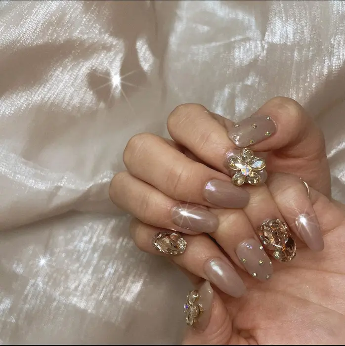 お花のスワロが可愛い韓国ネイル こちらも日本では取り扱っていないパーツになります お花 Charis所属 韓国ネイル Wakanaのネイル デザイン ミニモ