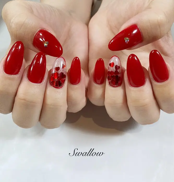 10本長さ出しにのホログラムで可愛らしくアート 親指にはさり気ないサイズのスワロでリンクしてま By Color Eye Nail所属 Yu Kaの ネイルデザイン ミニモ