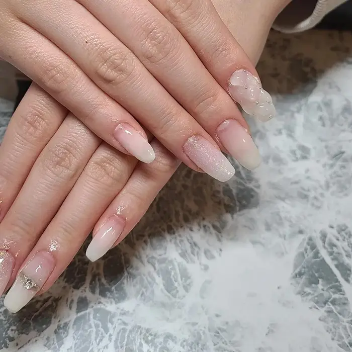 リングネイル白グラデーション Sananailsalon所属 Sana Nailsalonのネイルデザイン ミニモ