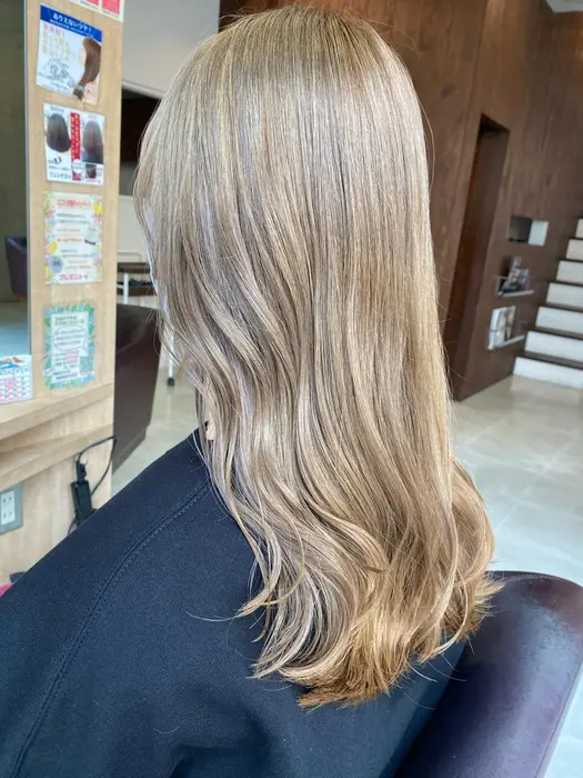 ブリーチ一回にオンカラーで ホワイトベージュです Rock Work Orange所属 オザワ モモコのヘア カタログ ミニモ