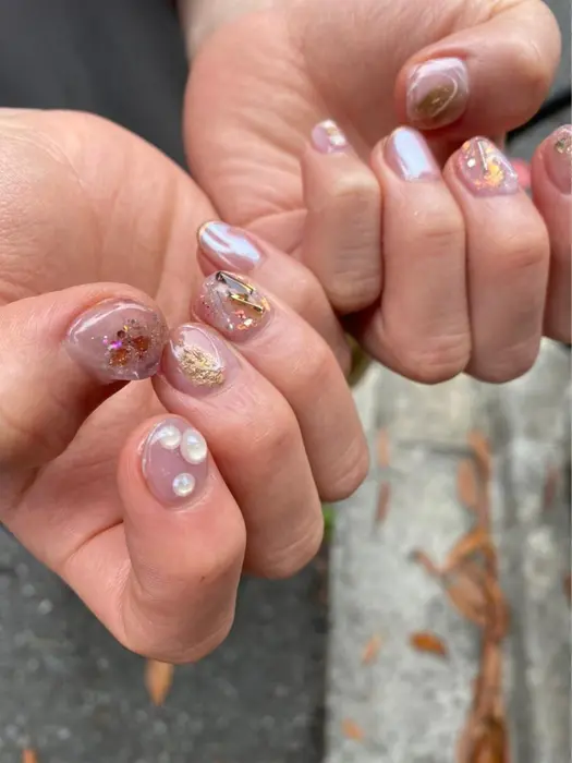 ベージュベースのキラキラネイル Laughl所属 大西洋子 Laughlのネイルデザイン ミニモ