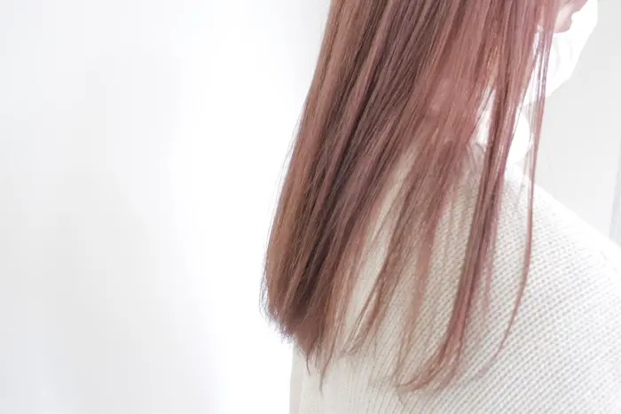 ダブルカラーでピンクベージュ 光にあたると透き通る柔らかい色味です Decohair Frappe所属 デザインカラー 古谷洋平のヘアカタログ ミニモ