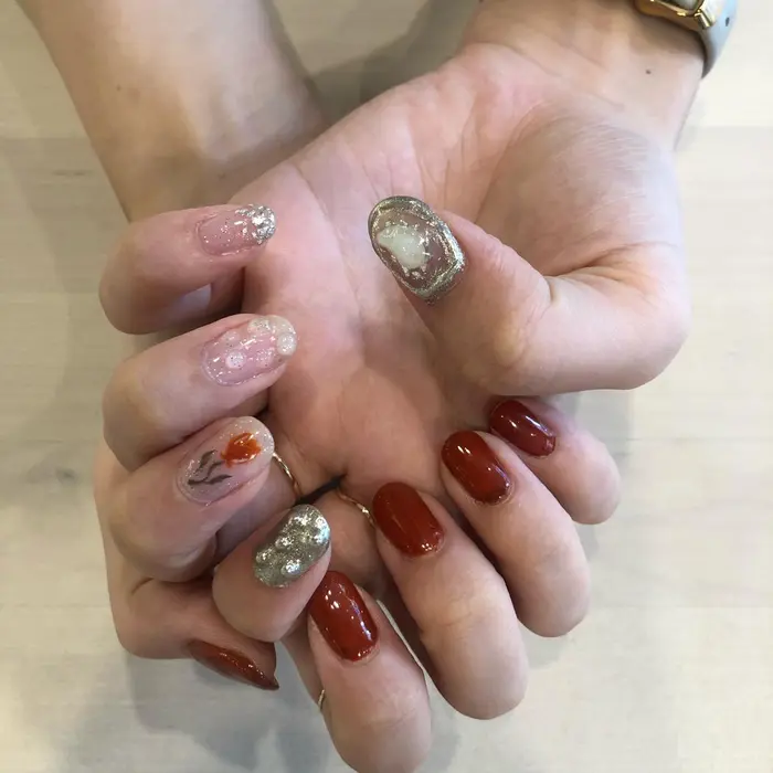 趣味でセルフジェルネイルをしています 今回はアシンメトリーの手描きチューリップネイルを Hair Make Orange所属 倉橋 陽奈 Uni のヘアカタログ ミニモ