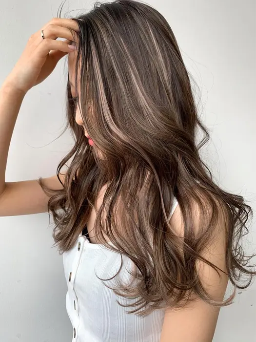 大人ナチュラルな3dハイライトカラーブラウン ミルクティー配色で大人に似合うデザインカラーです エルオオサカウメダチャヤマチテン所属 海外風style デザインエクステのヘアカタログ ミニモ