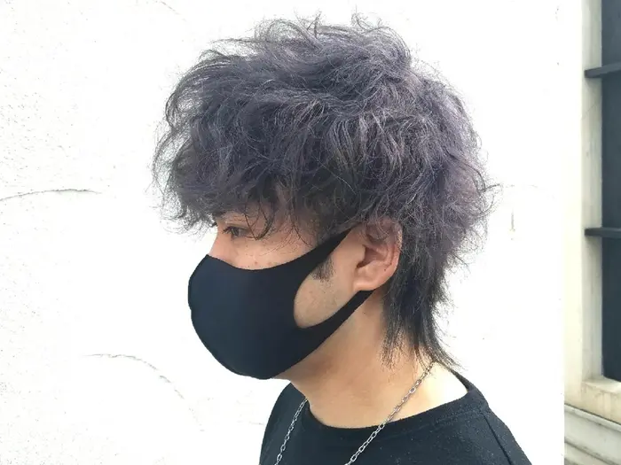 くせ毛をいかしたマッシュウルフ アッシュグレー ダブルカラー Charis Garden所属 小笠原 望のヘアカタログ ミニモ