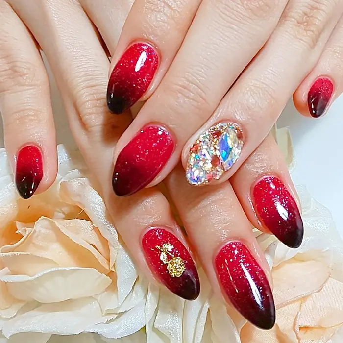 ローズネイル ローズカラーのラメジェルをワンカラーして 薄めた黒でグラデーション 1本はストー ネイル アイラッシュサロン Veil 池袋東口店所属 藤木 ネイルデザイナーのネイルデザイン ミニモ