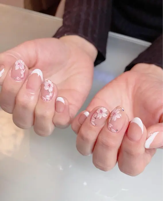 桜ネイル フレンチネイル ホワイトフレンチ 春ネイル Nailsalon Marifique Plus所属 Mari のネイルデザイン ミニモ