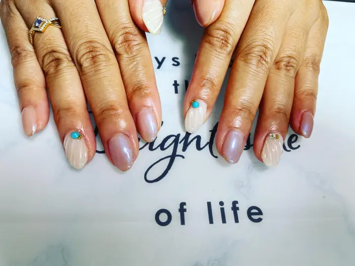 Nailroomm所属 三塩 美紗のネイルデザイン ミニモ