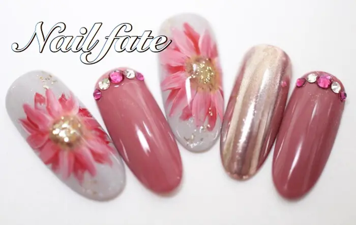 今日のyoutube動画 3分30秒 ネイル フラットフラワーとミラーネイルのやり方 ネイルサロン フェイト所属 サロン フェイト 矢野の ネイルデザイン ミニモ