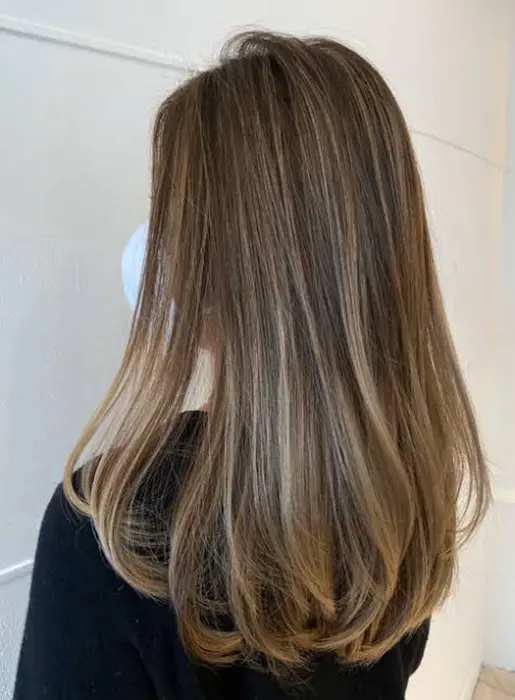 バレイヤージュスタイル ホイルワークブリーチ 赤み消し透明感カラーで自然なハイトーンスタイルに Wave ウェイブ 所属 ケアリスト 北畠 秀晃のヘア カタログ ミニモ